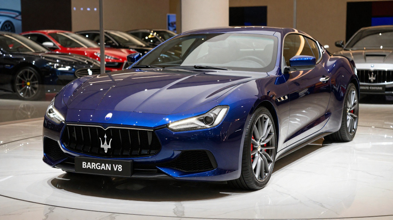 Carro esportivo azul Maserati BARGAN V8 em exposição interna com acabamento brilhante e rodas prata.