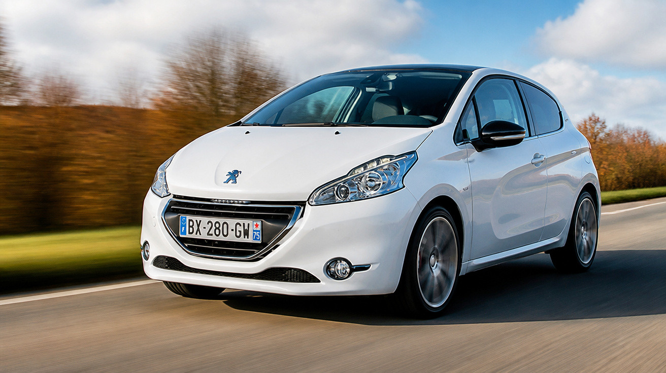 Carro branco da marca Peugeot em movimento na estrada com céu azul e árvores ao fundo.